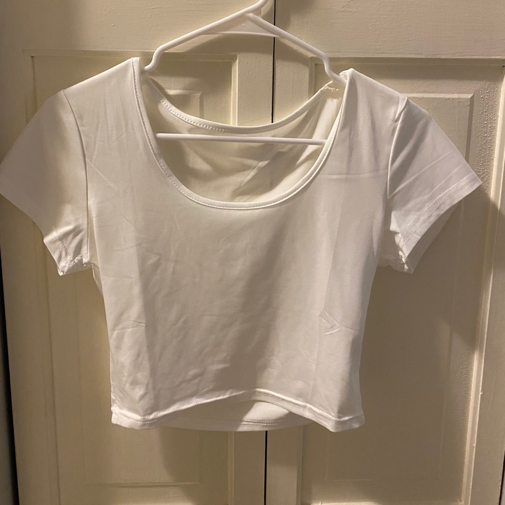 White short-sleeved crop top
